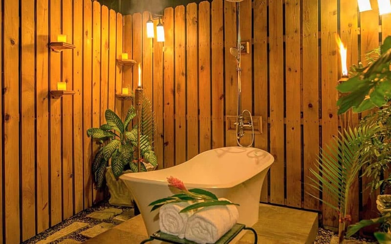 mais-oui-villa-out-door-spa-tub