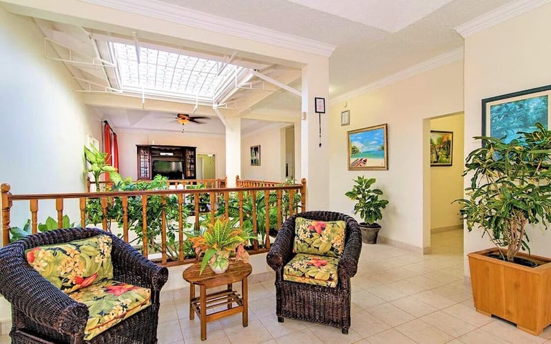 mais-oui-villa-upstairs-foyer